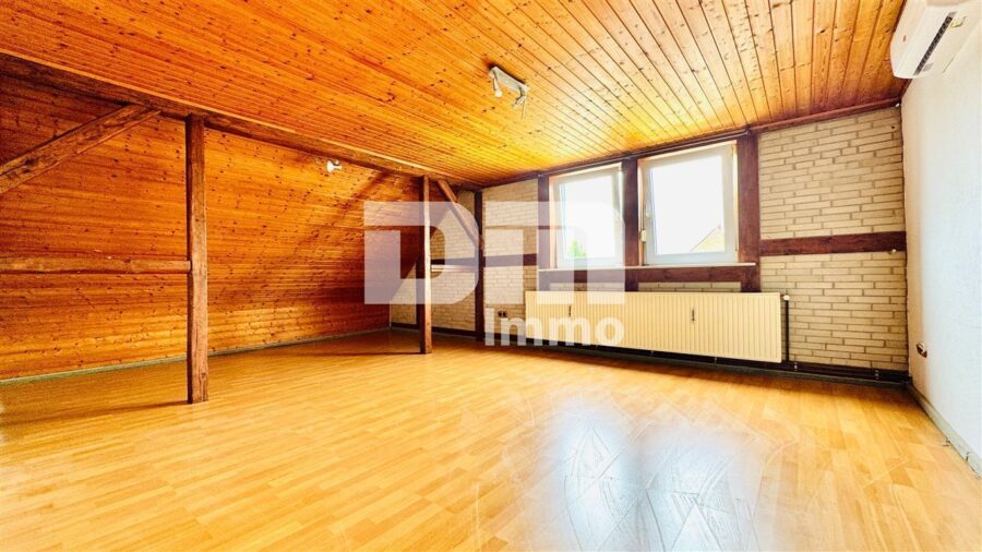 Gepflegtes Ein- bis Zweifamilienhaus mit Ladeneinheit in Dassel-Hilwartshausen - DG Dachstudio 1 / Schlaf / Wohnzimmer